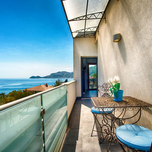 Ispirazione per un piccolo balcone mediterraneo con un parasole