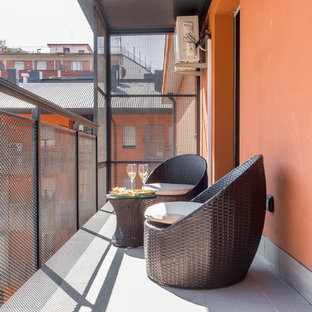 Foto di un privacy sul balcone design con un tetto a sbalzo e parapetto in metallo
