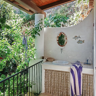 Ispirazione per un balcone mediterraneo con un tetto a sbalzo e parapetto in metallo