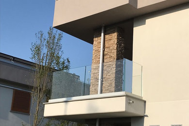 Idee per un balcone design di medie dimensioni con parapetto in vetro