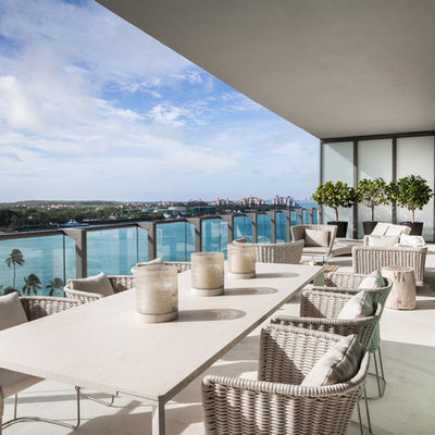 Trendy balcony photo in Miami with a roof extension