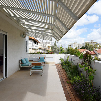 Example of a trendy balcony design in Tel Aviv with an awning
