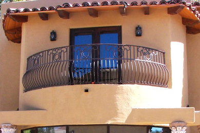 Modelo de balcones tradicional grande en anexo de casas con barandilla de metal