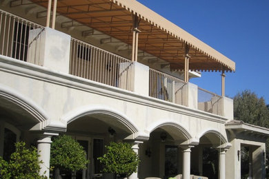 Immagine di un grande balcone classico con un parasole e parapetto in metallo