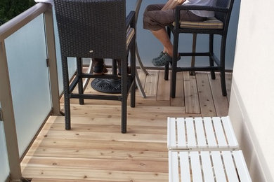 Example of a mid-sized classic balcony design in Toronto