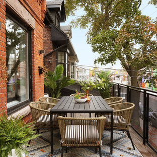 Idée de décoration pour un balcon minimaliste de taille moyenne et d'appartement avec aucune couverture et un garde-corps en métal.