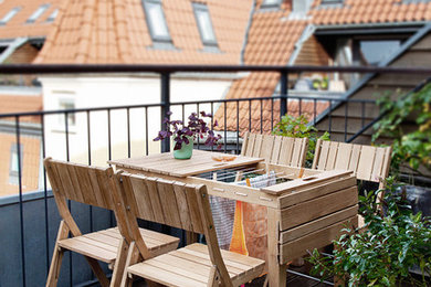 Imagen de balcones escandinavo con barandilla de metal