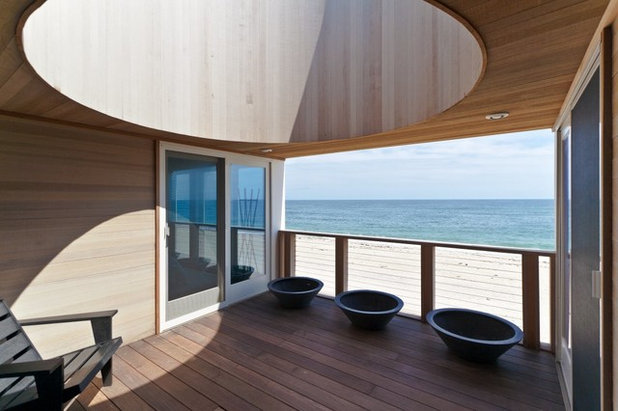 Beach Style Balcony by Resolution: 4 Architecture