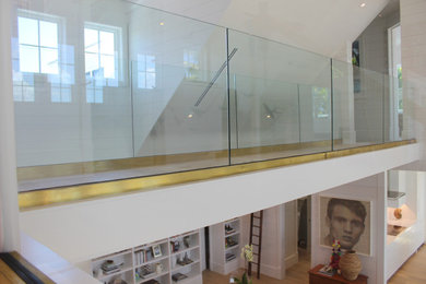 Идея дизайна: лоджия среднего размера в стиле неоклассика (современная классика) с стеклянными перилами