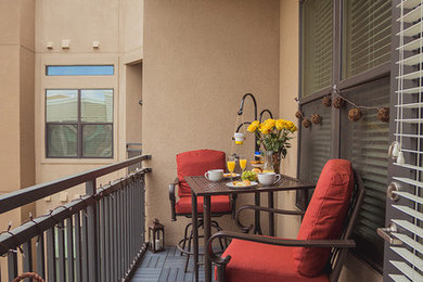 Cette image montre un petit balcon design avec des plantes en pot et une extension de toiture.
