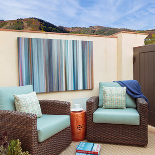 Mittelgroßer, Unbedeckter Mediterraner Balkon mit Sichtschutz in Orange County