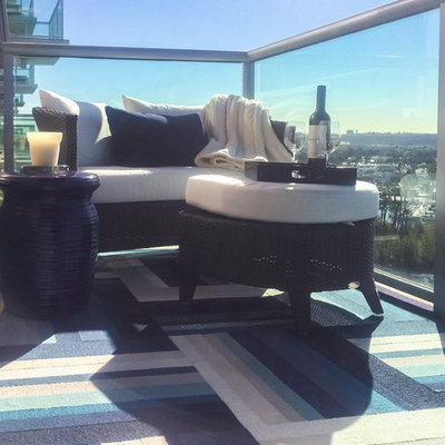 Inspiration for a mid-sized contemporary balcony remodel in Los Angeles with no cover