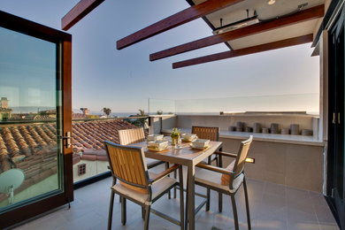 Example of a beach style balcony design in Los Angeles
