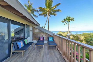 ハワイにあるラグジュアリーな中くらいなミッドセンチュリースタイルのおしゃれなベランダ・バルコニー (日よけなし、木材の手すり) の写真