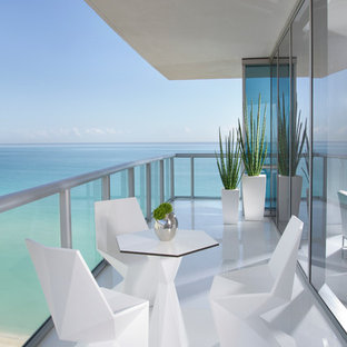 Example of a trendy balcony design in Miami with a roof extension