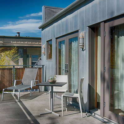 Example of a trendy balcony design in Portland with no cover