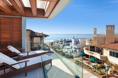 Mid-sized trendy balcony photo in Los Angeles with a roof extension