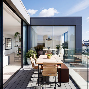 Ejemplo de balcones contemporáneo, pequeño, sin cubierta, con barandilla de vidrio