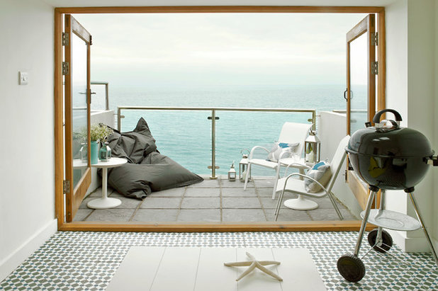 Beach Style Balcony by LEIVARS