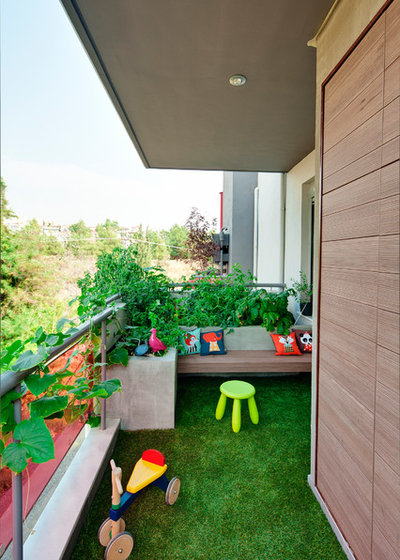 Contemporary Balcony by Vita Verde