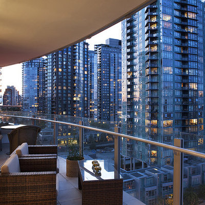 Example of a trendy balcony design in Vancouver with a roof extension