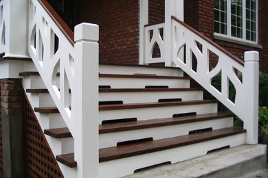 Imagen de escalera clásica grande con barandilla de madera