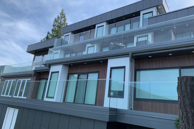 Imagen de balcones moderno con privacidad y barandilla de vidrio
