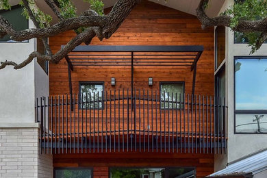 Photo of a medium sized midcentury balcony in Austin with an awning.