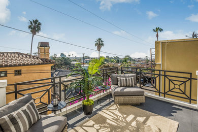 Example of a trendy balcony design in Los Angeles