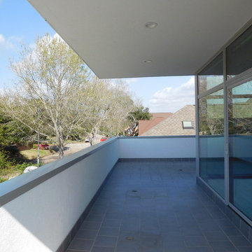 Terrace with cantilevered roof