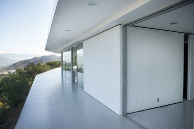 Idee per un grande balcone moderno con un tetto a sbalzo