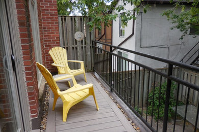 Exemple d'un petit balcon tendance avec aucune couverture.