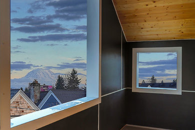 シアトルにあるお手頃価格の中くらいなコンテンポラリースタイルのおしゃれなベランダ・バルコニー (張り出し屋根、木材の手すり) の写真