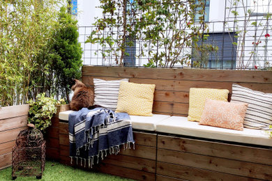 Cette image montre un petit balcon minimaliste avec des solutions pour vis-à-vis, aucune couverture et un garde-corps en bois.