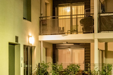 Diseño de balcones actual de tamaño medio con jardín de macetas y barandilla de metal