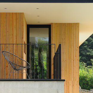 Idées déco pour un balcon contemporain de taille moyenne avec une extension de toiture.