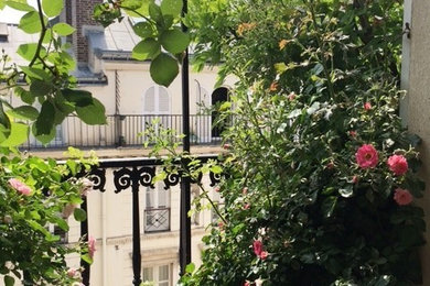 Imagen de balcones clásico pequeño con jardín de macetas y barandilla de metal
