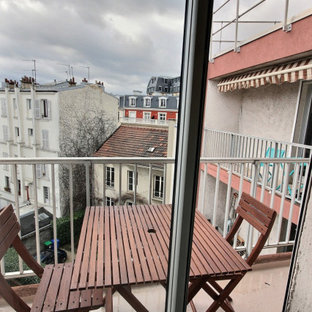 Exemple d'un petit balcon moderne d'appartement avec une extension de toiture et un garde-corps en métal.