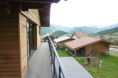 Cette photo montre un balcon montagne de taille moyenne avec une extension de toiture.