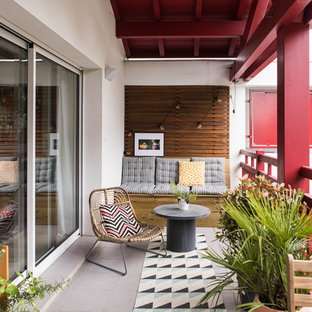 Réalisation d'un grand balcon minimaliste d'appartement avec une extension de toiture et un garde-corps en bois.