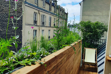 Cette image montre un balcon traditionnel de taille moyenne avec des plantes en pot, aucune couverture et un garde-corps en bois.