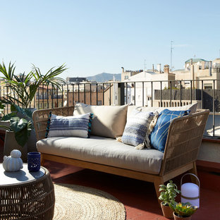 Aménagement d'un balcon contemporain avec aucune couverture et un garde-corps en métal.