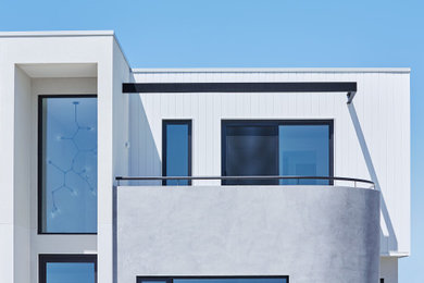 Foto de balcones actual de tamaño medio con privacidad, toldo y barandilla de metal