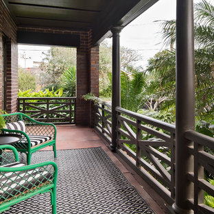 Foto de balcones tropical, pequeño, con toldo y barandilla de madera
