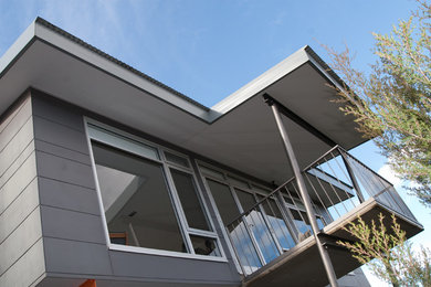 Modelo de balcones contemporáneo grande en anexo de casas