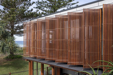 Diseño de balcones costero pequeño con privacidad, toldo y barandilla de madera