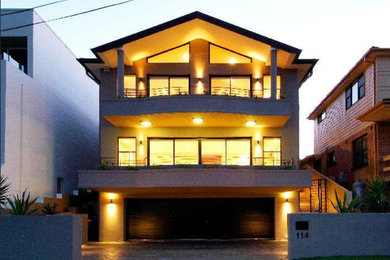Diseño de balcones actual grande en anexo de casas con barandilla de metal