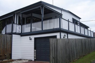 Источник вдохновения для домашнего уюта: балкон и лоджия среднего размера в морском стиле с деревянными перилами