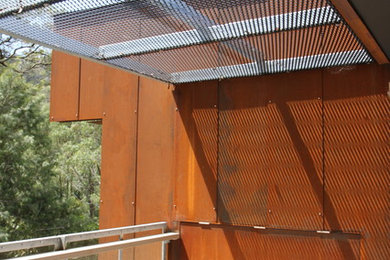 Imagen de balcones contemporáneo de tamaño medio con barandilla de metal