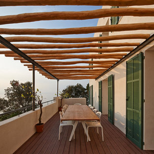 Aménagement d'un balcon méditerranéen de taille moyenne avec une pergola.